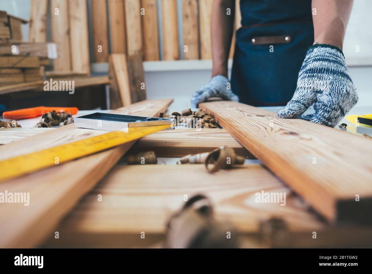 Bricolage travail du bois et fabrication de meubles et de l'artisanat et  concept de travail à la main. Charpenter travaillant sur des machines de  travail du bois dans un atelier de menuiserie.