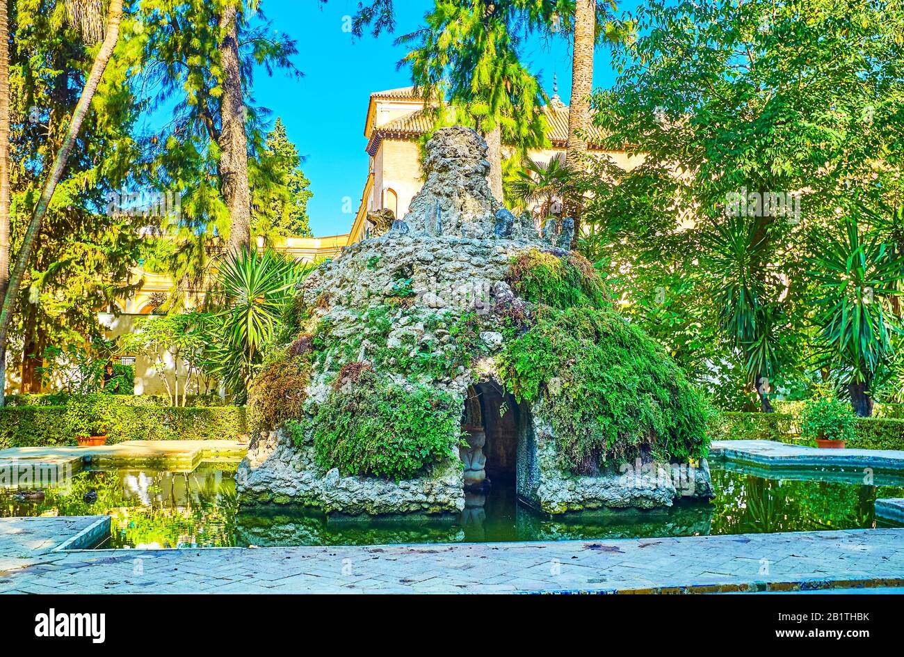 Séville, ESPAGNE - 1 OCTOBRE 2019: La petite grotte des Sultans (Gruta de las Sultanas) avec une petite sculpture à l'intérieur, située dans un petit étang à Alcaza Banque D'Images
