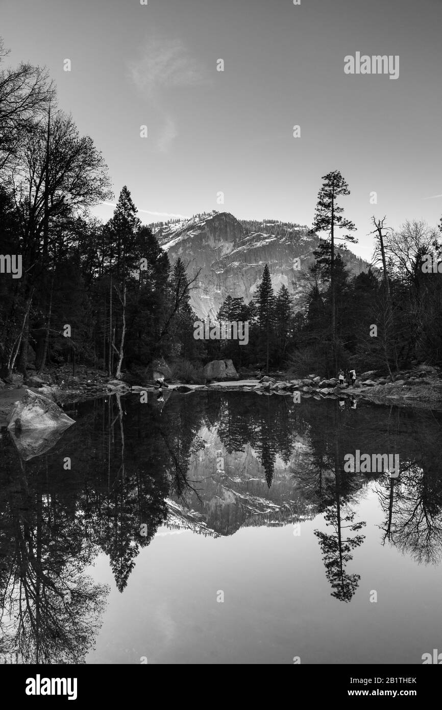 Regardez Mirror Lake, vue classique depuis le parc national de Yosemite en Californie, États-Unis. Banque D'Images