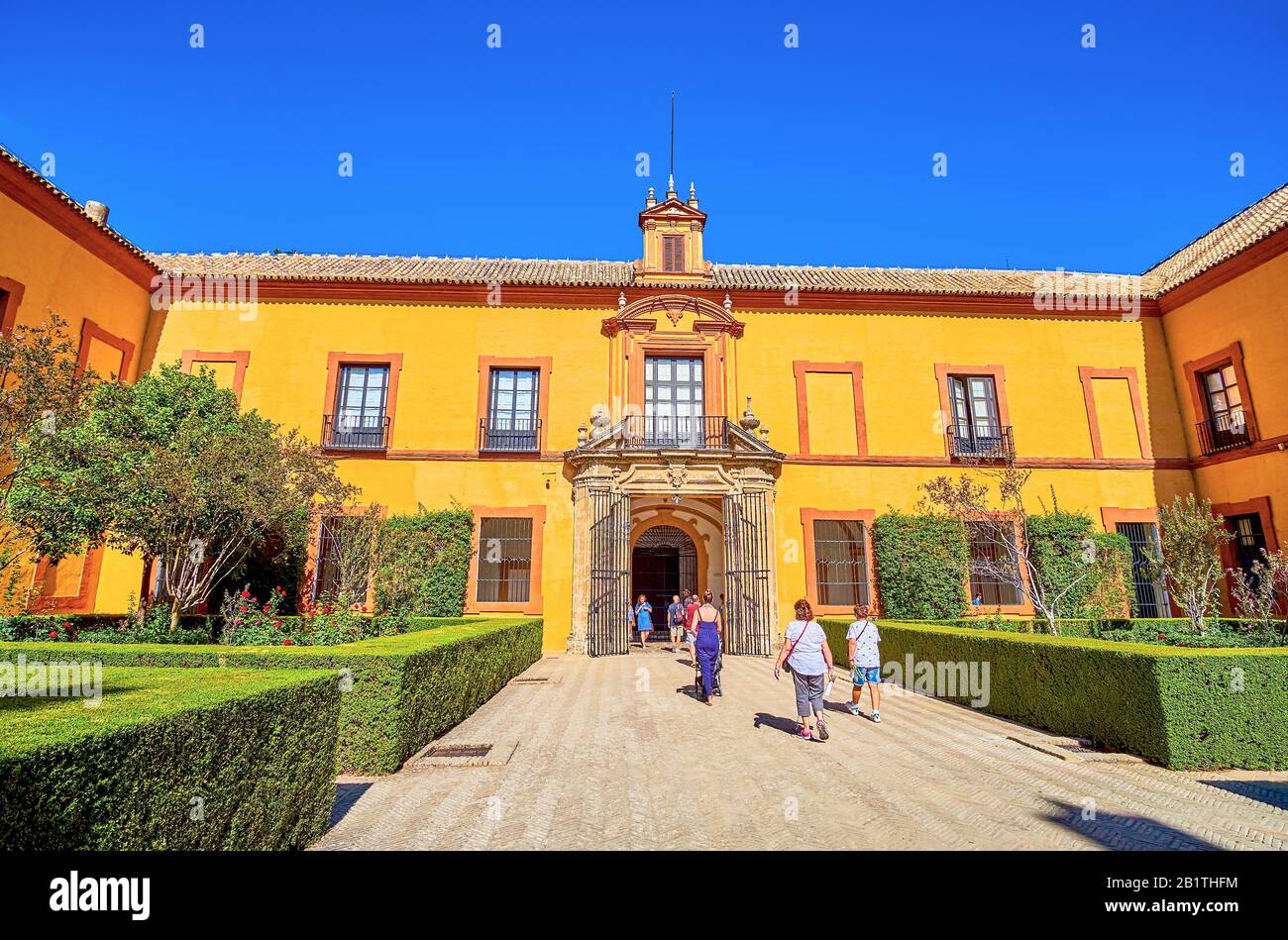 Séville, ESPAGNE - 1 OCTOBRE 2019: Les touristes marchent dans le complexe Alcazar pour explorer divers palais et cours, tels que le petit patio del Crucero (Cour Banque D'Images