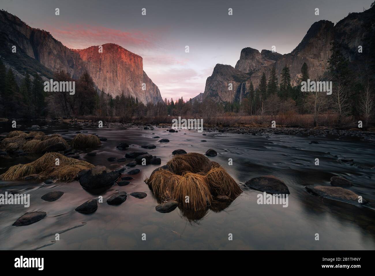 Vue depuis Valley View au parc national de Yosemite. Sur le côté gauche du dôme « El Capitan » et sur le côté droit de Cathedral Rocks. En Californie. Banque D'Images