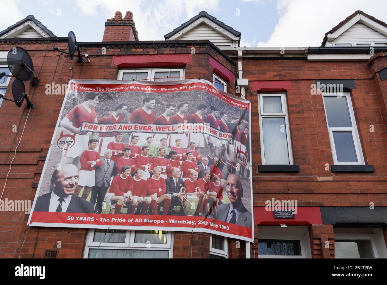 Bannière de commémoration Manchester United. Photo à l'extérieur de la maison à côté de Old Trafford avec dévouement au fan William Satinoff, 1958 Munich victime d'un accident d'avion Banque D'Images