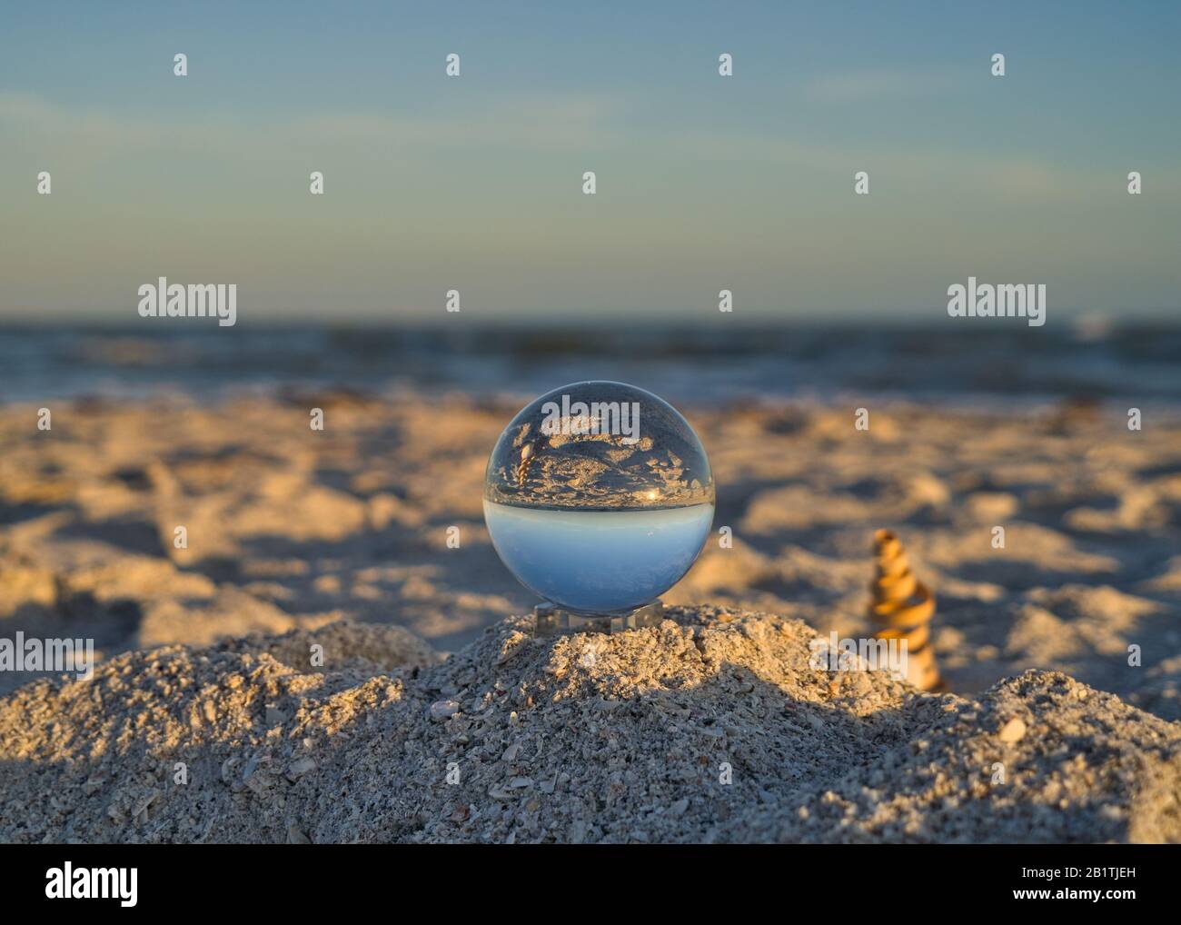 Gros plan sur une boule de verre et une spirale décorative en bois sur la plage de Sanibel Island Banque D'Images