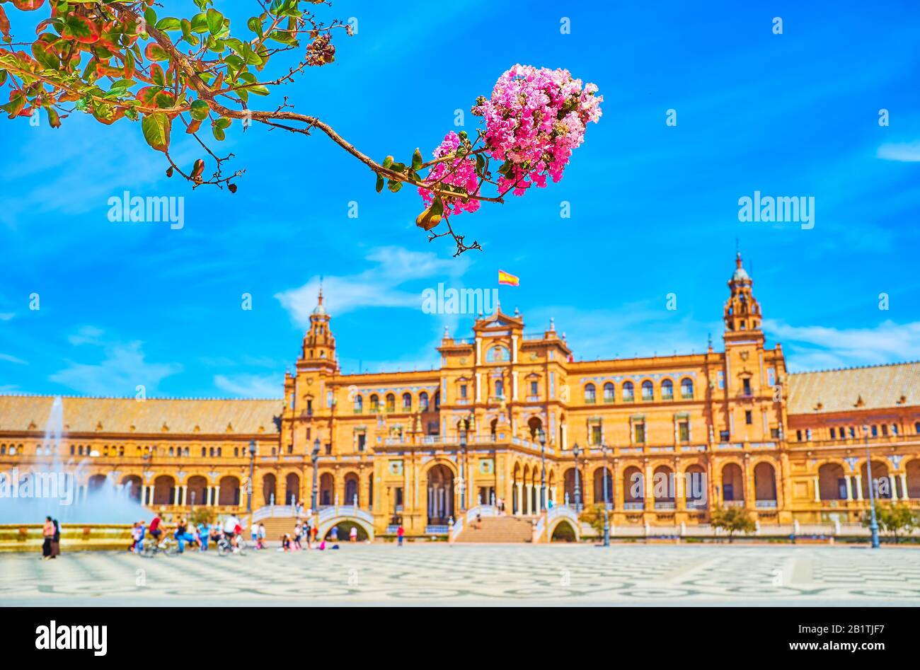 L'arbre fleuri rose dans le parc Maria Luisa avec vue sur la galerie de la Plaza de Espana à Séville Banque D'Images