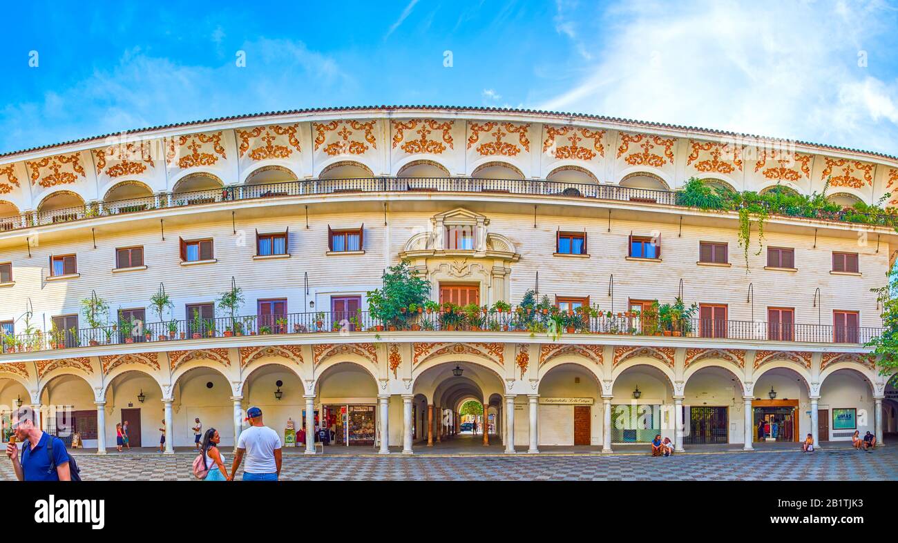 Séville, ESPAGNE - 1 OCTOBRE 2019: La Plaza del Cabildo dispose d'un bâtiment étonnant avec une série d'arcades avec des décorations à motifs de la façade, sur l'Octobe Banque D'Images