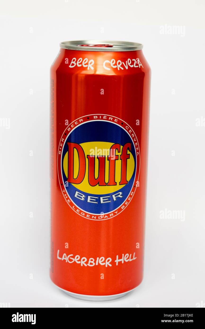 Une boîte de bière Duff préférée de Homer Simpson dans le cadre de la série télévisée Simpsons, sur blanc. Banque D'Images