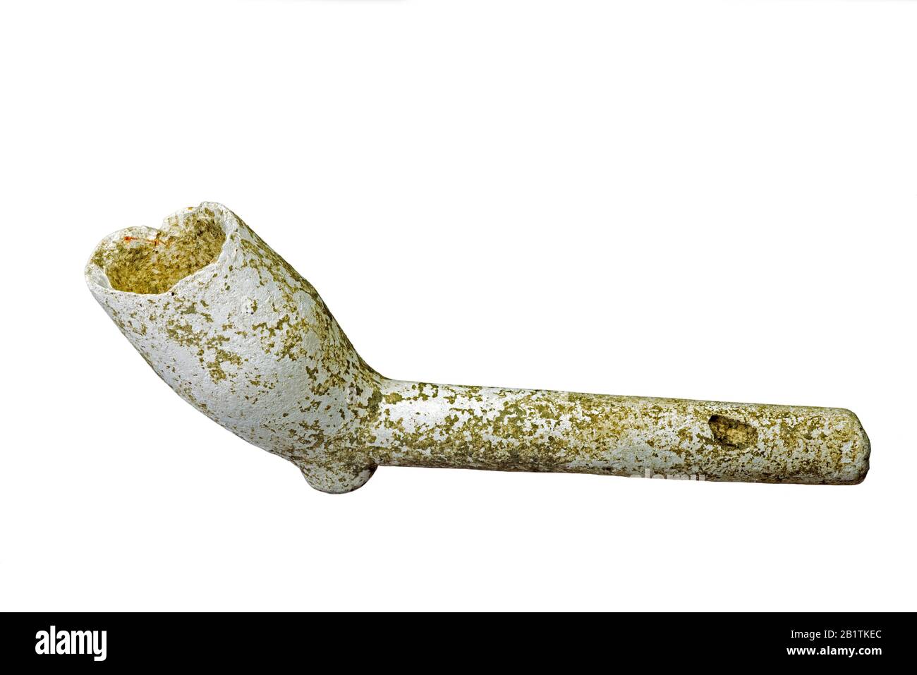 Fragment de tuyau de tabac en argile du XVIIe siècle / tuyau en céramique sur fond blanc Banque D'Images