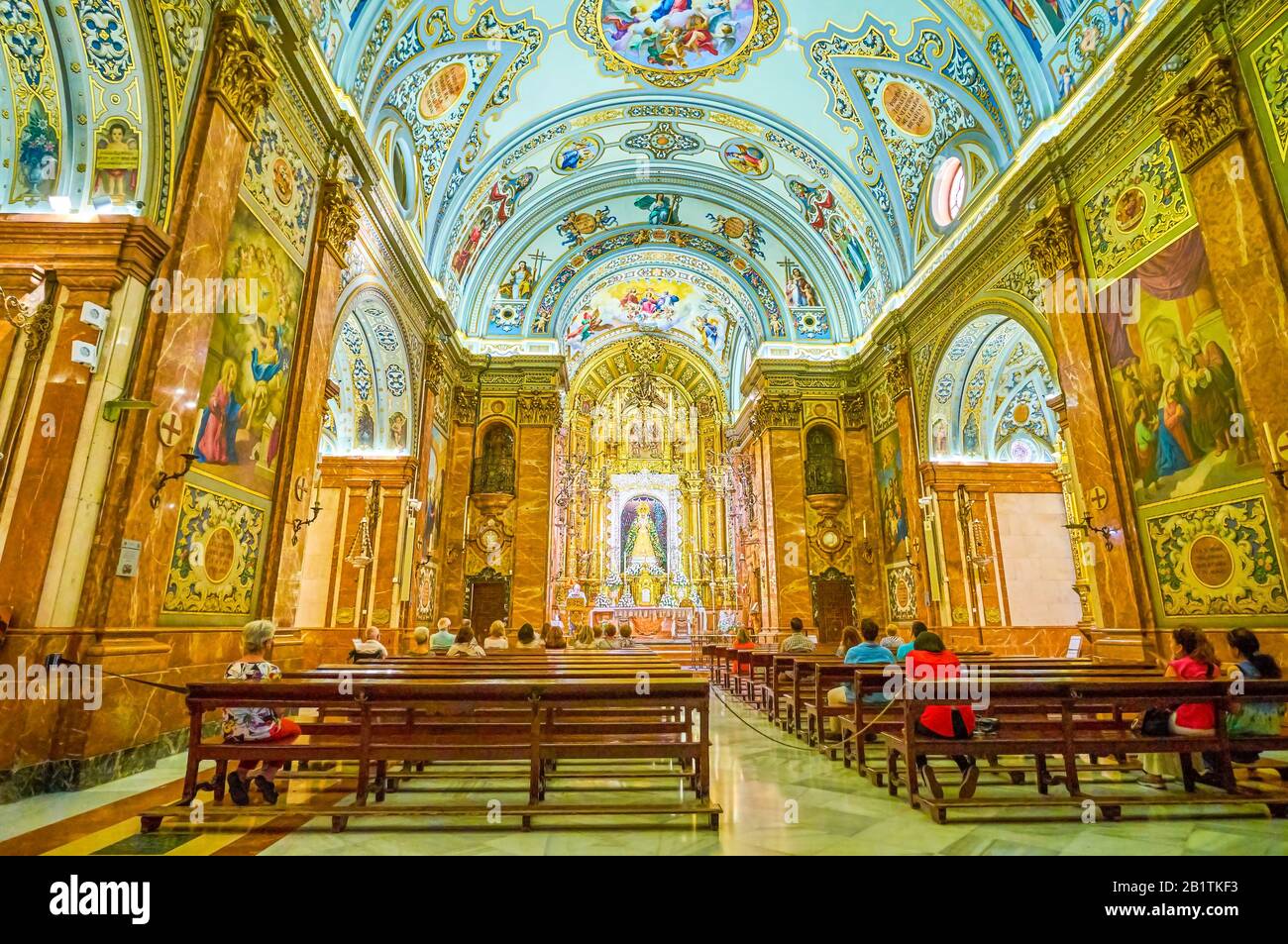Séville, ESPAGNE - 1er OCTOBRE 2019: Le soir, le massage dans la belle basilique Macarena avec la sculpture de la Vierge de Macarena dans L'Autel, le 1er octobre Banque D'Images
