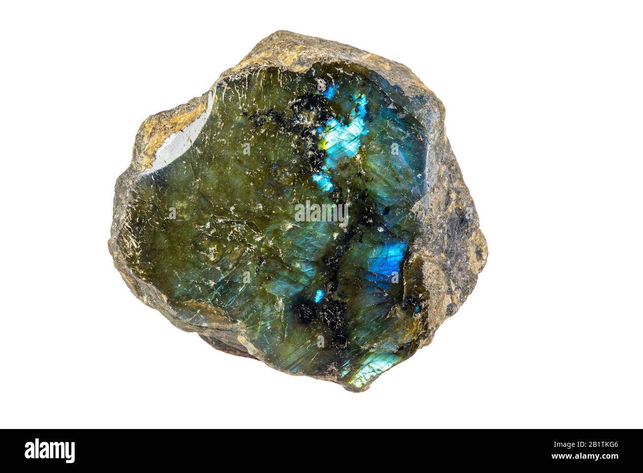 Labradorite, minéral de feldspath montrant la labradorescence, trouvé à Madagascar sur fond blanc Banque D'Images