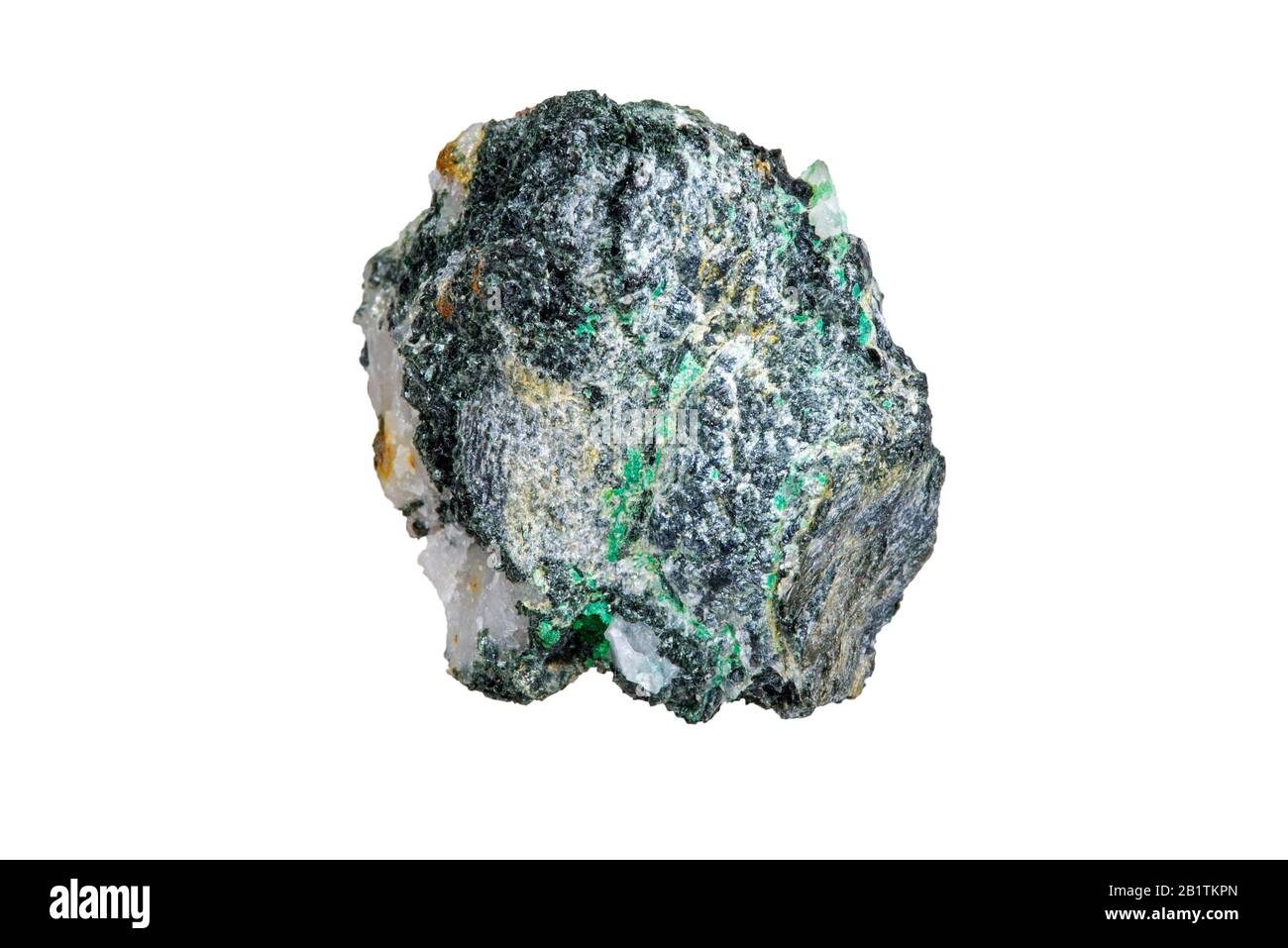 Malachite, minéral d'hydroxyde de carbonate de cuivre, présent à Vielsalm, Belgique, sur fond blanc Banque D'Images