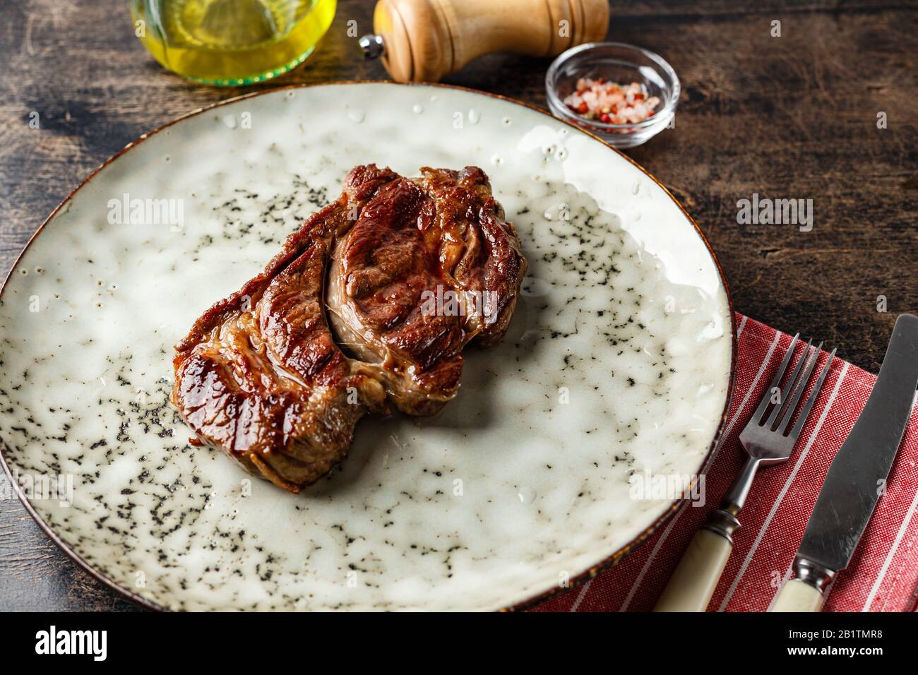 Bifteck de bœuf grillé, bifteck de la Chuck Black Angus sur un plat sur une table en bois Banque D'Images