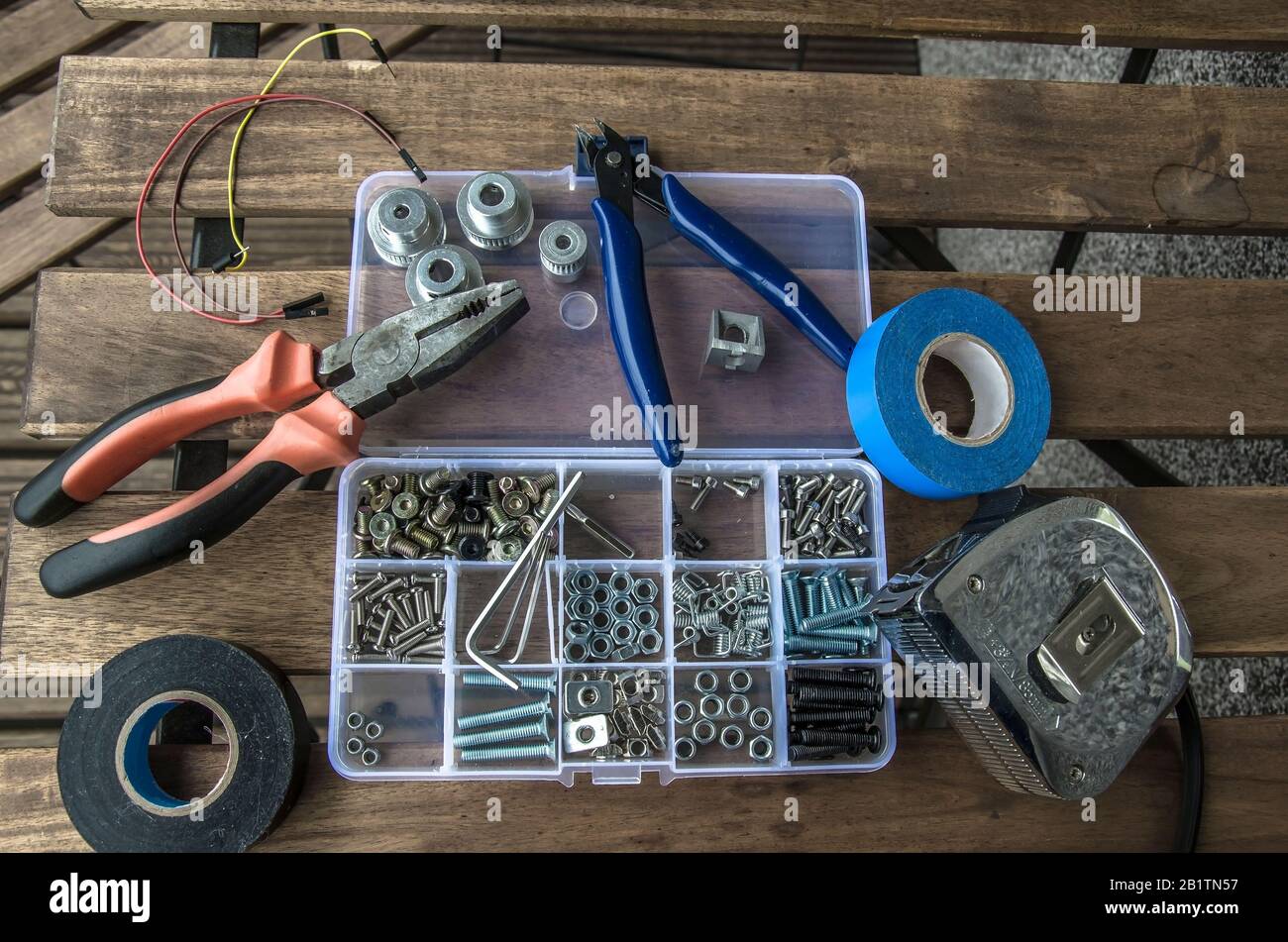 Kit d'outils - jeu d'instruments : pinces, ruban électrique, jeu de boulons, fils, rondelles, mètre à ruban, coupe-fil. Banque D'Images