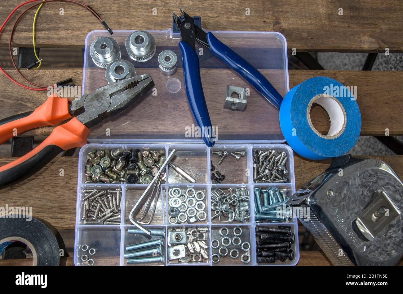Kit d'outils - jeu d'instruments : pinces, ruban électrique, jeu de boulons, fils, rondelles, mètre à ruban, coupe-fil. Banque D'Images