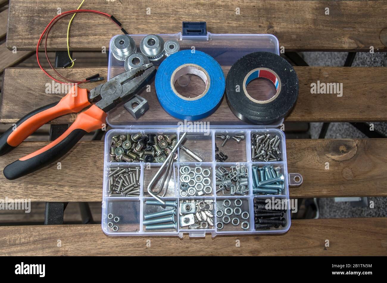 Kit d'outils - jeu d'instruments : pinces, ruban électrique, jeu de boulons, fils, rondelles, mètre à ruban, coupe-fil. Banque D'Images