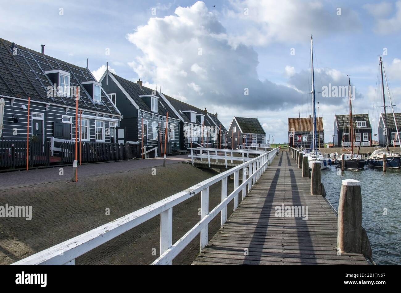 Magnifique jetée de l'île de Marken et maisons typiques en bois vert près du front de mer, Marken, Pays-Bas Banque D'Images