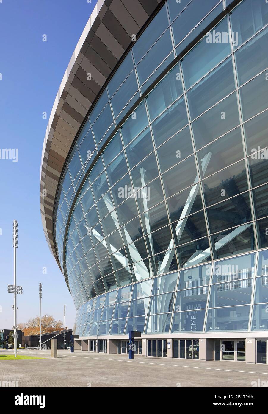 Façade vitrée pleine hauteur à l'entrée. The New Tottenham Hotspur Stadium, Londres, Royaume-Uni. Architecte: Populeux, 2019. Banque D'Images