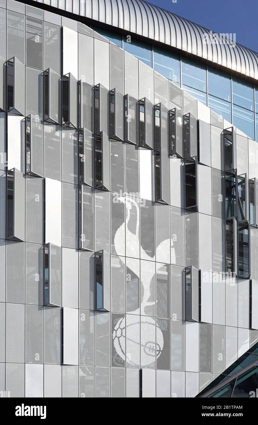 Revêtement en mesh en acier et logo emblématique de cocarde. The New Tottenham Hotspur Stadium, Londres, Royaume-Uni. Architecte: Populeux, 2019. Banque D'Images