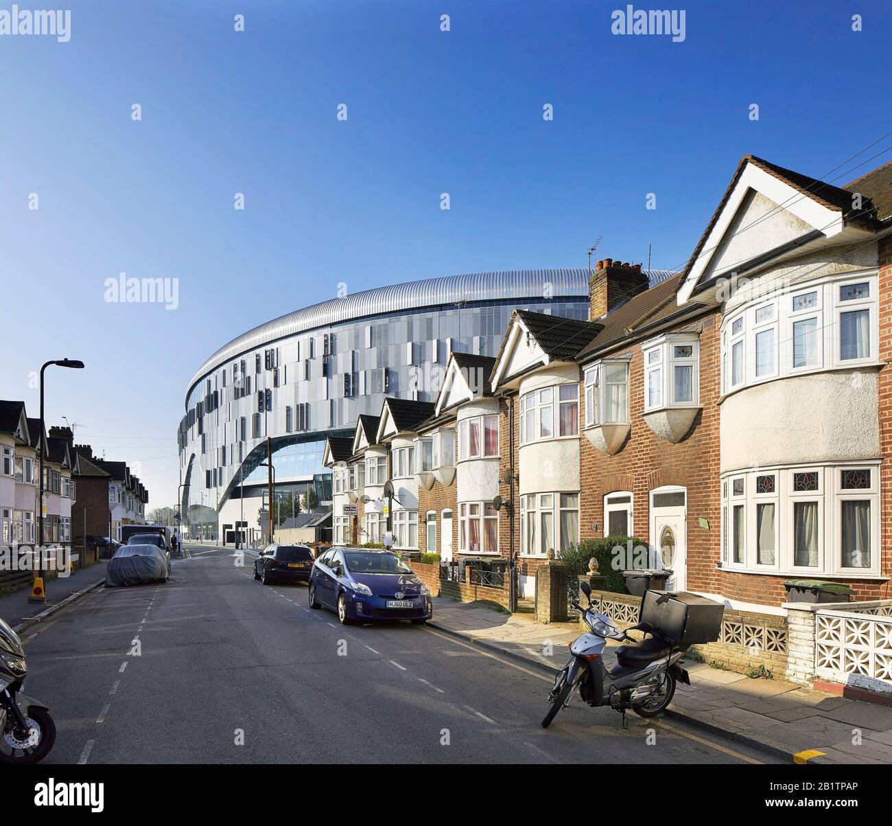 Rue du quartier juxtaposée au stade moderne. The New Tottenham Hotspur Stadium, Londres, Royaume-Uni. Architecte: Populeux, 2019. Banque D'Images