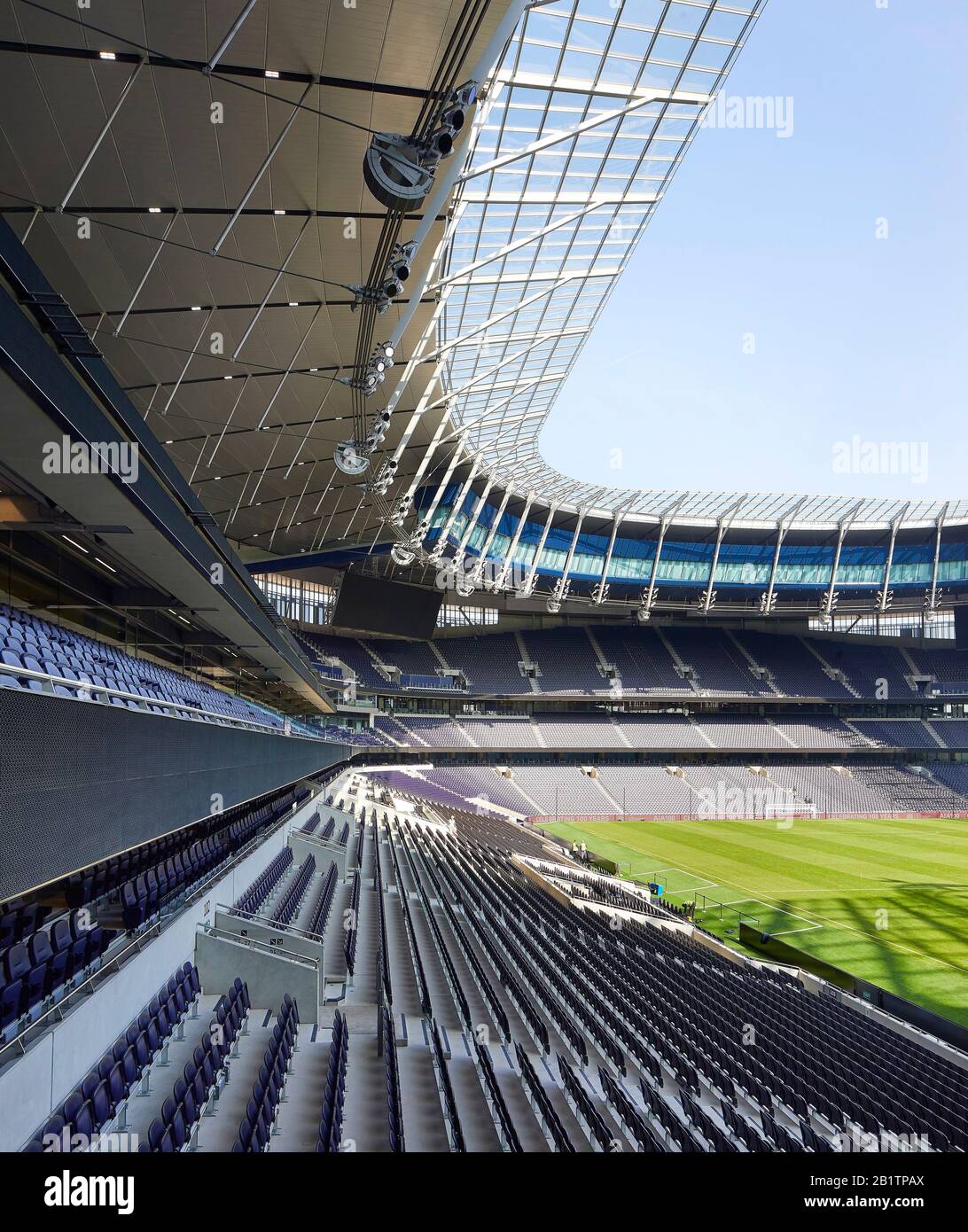 Détail du stade vide avec places assises à plusieurs niveaux. The New Tottenham Hotspur Stadium, Londres, Royaume-Uni. Architecte: Populeux, 2019. Banque D'Images