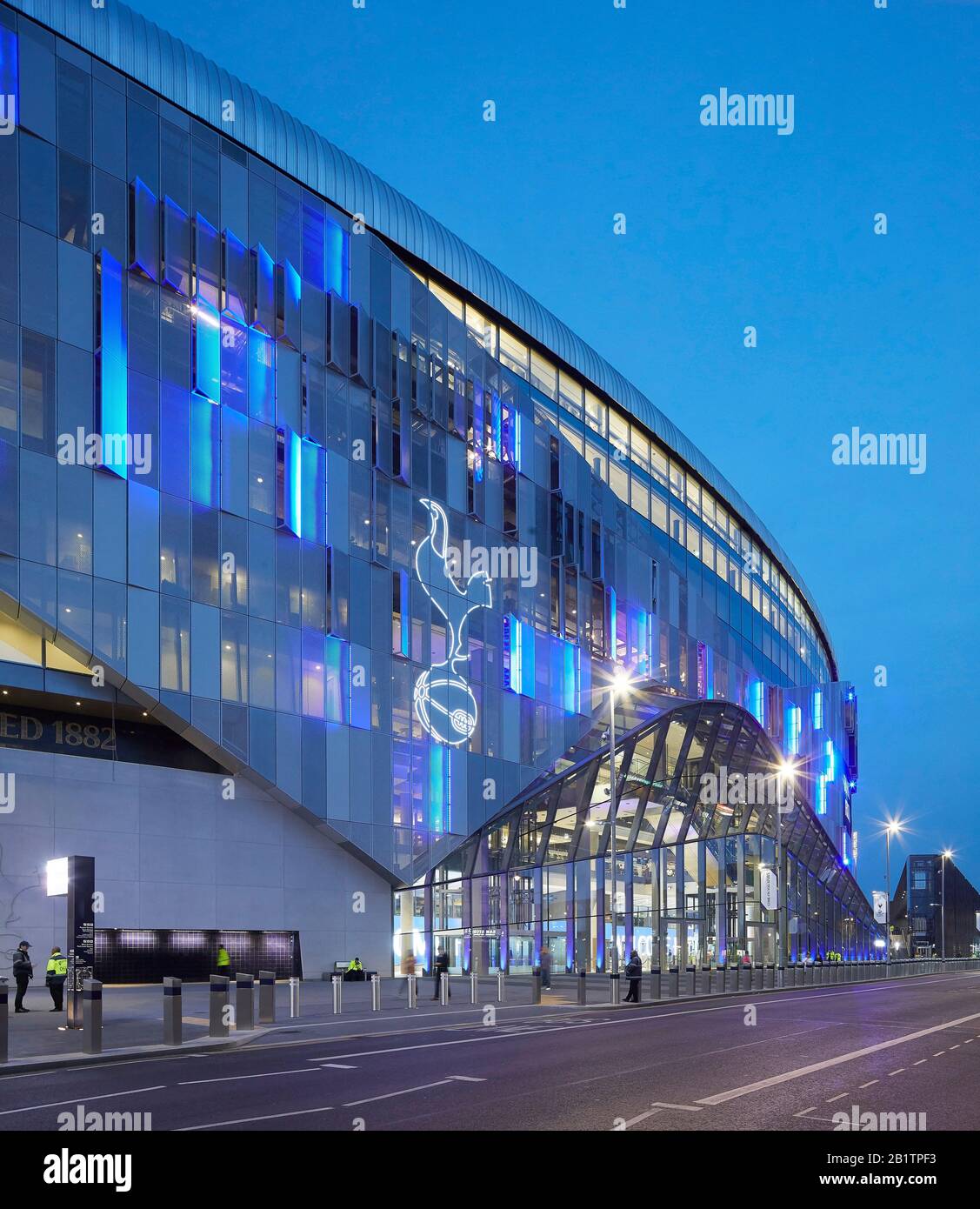 Vue de nuit sur l'entrée ouest éclairée. The New Tottenham Hotspur Stadium, Londres, Royaume-Uni. Architecte: Populeux, 2019. Banque D'Images
