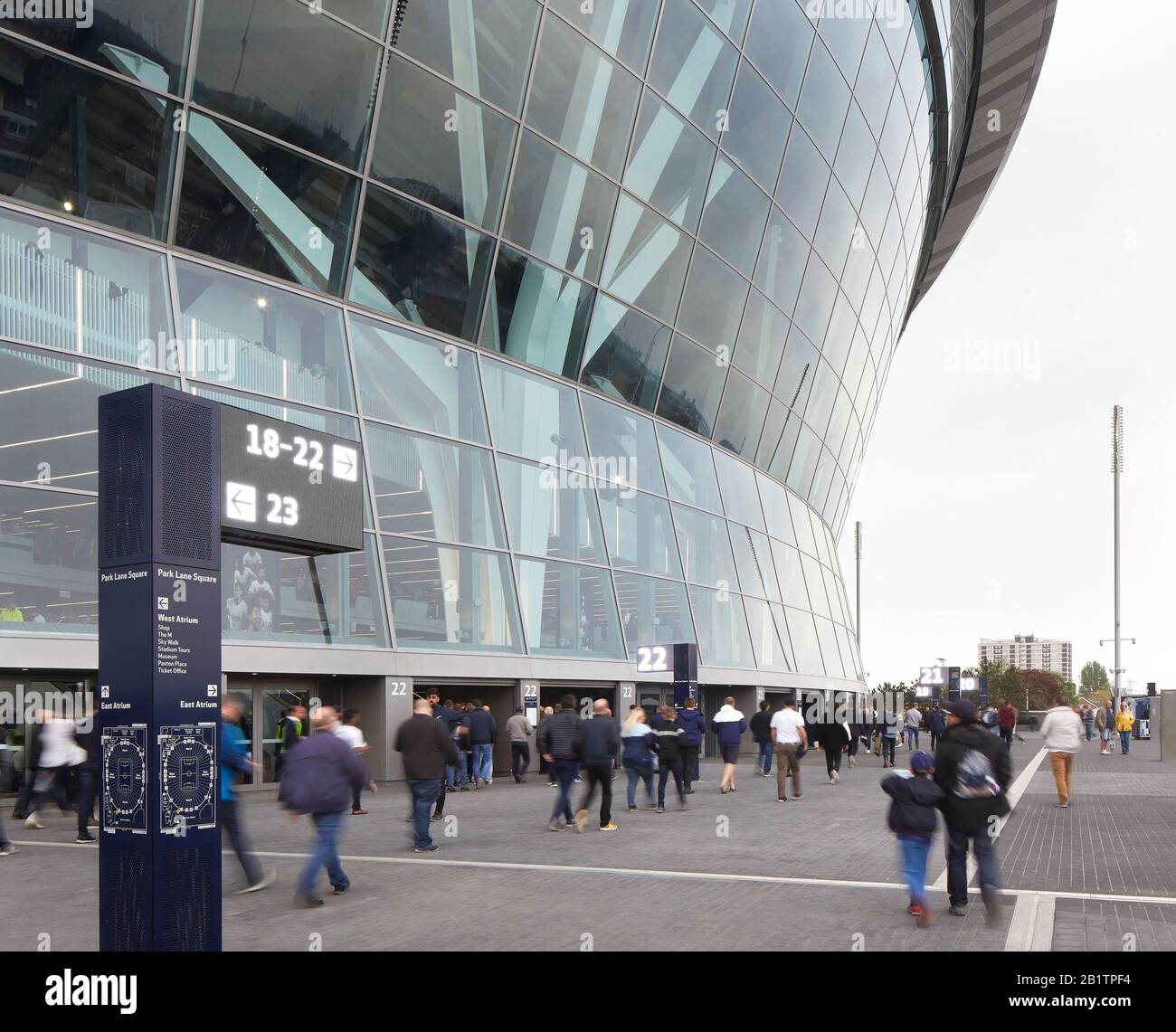 Système de guidage avec signalisation numérique à côté du stade. The New Tottenham Hotspur Stadium, Londres, Royaume-Uni. Architecte: Populeux, 2019. Banque D'Images