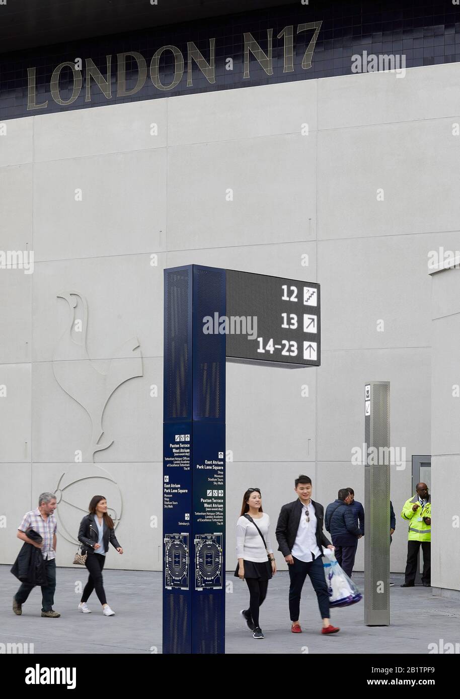 Système de guidage avec signalisation numérique à côté du stade. The New Tottenham Hotspur Stadium, Londres, Royaume-Uni. Architecte: Populeux, 2019. Banque D'Images