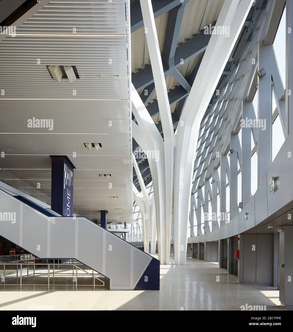 Structure de support de palier de charge dans l'atrium. The New Tottenham Hotspur Stadium, Londres, Royaume-Uni. Architecte: Populeux, 2019. Banque D'Images