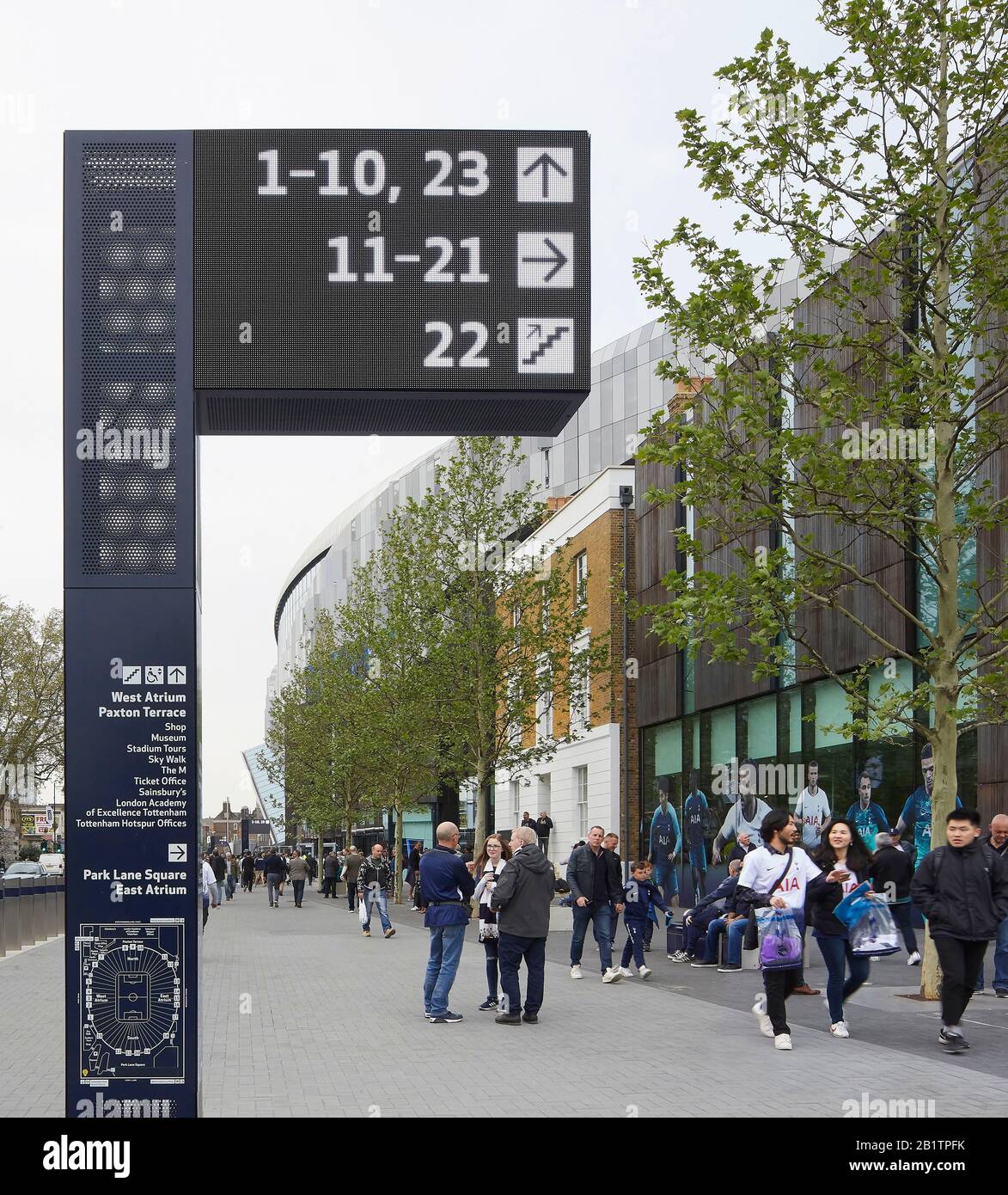 Système de guidage avec signalisation numérique dans la rue. The New Tottenham Hotspur Stadium, Londres, Royaume-Uni. Architecte: Populeux, 2019. Banque D'Images