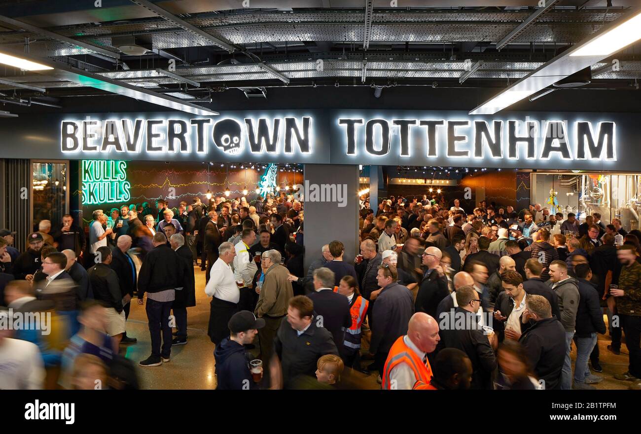 Brasserie Beavertown et visiteurs. The New Tottenham Hotspur Stadium, Londres, Royaume-Uni. Architecte: Populeux, 2019. Banque D'Images