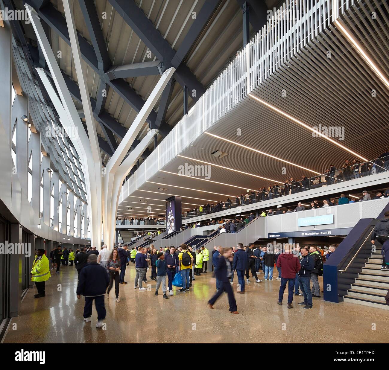 atrium d'entrée de 5 étages. The New Tottenham Hotspur Stadium, Londres, Royaume-Uni. Architecte: Populeux, 2019. Banque D'Images