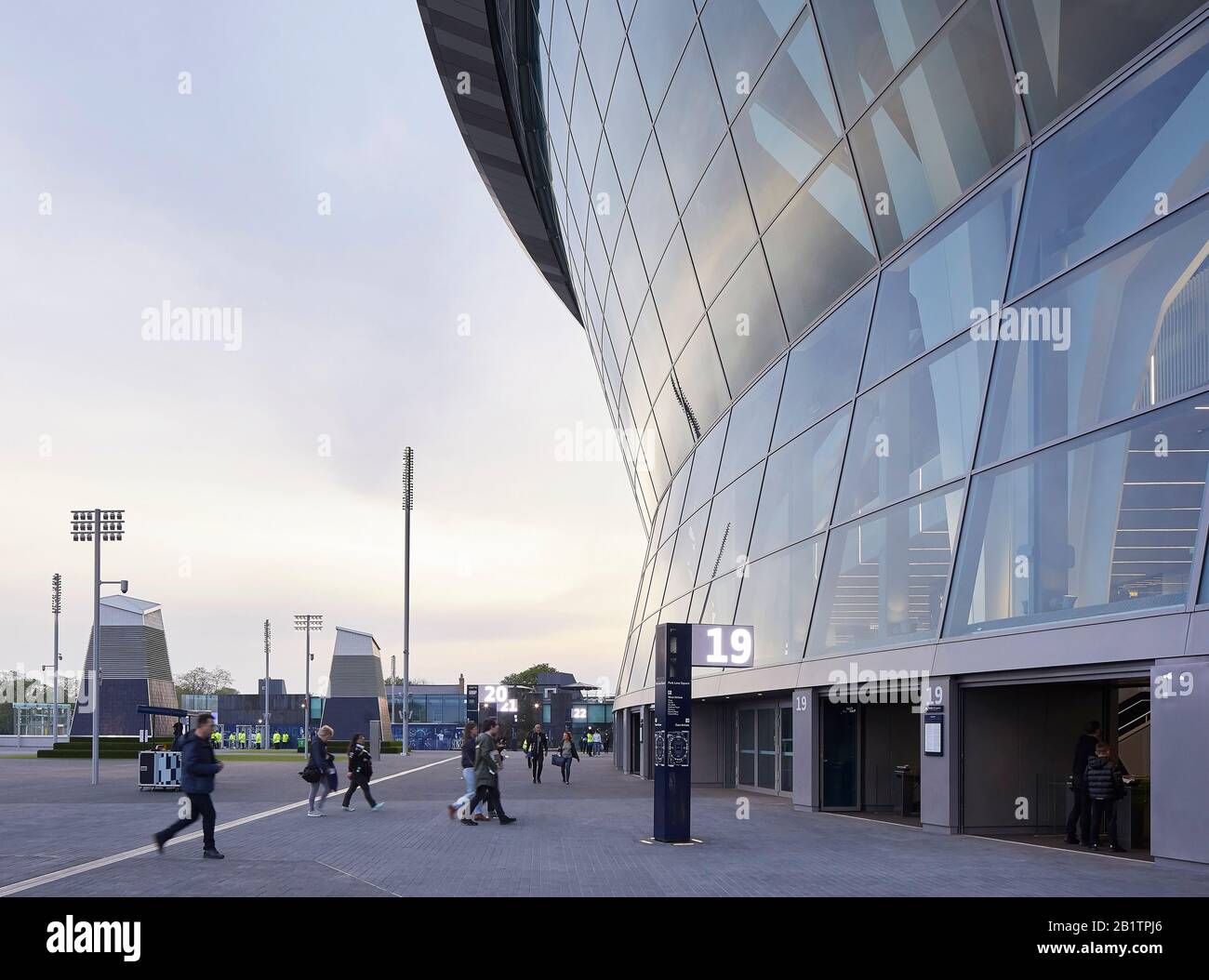 Système de guidage avec signalisation numérique éclairée à côté du stade. The New Tottenham Hotspur Stadium, Londres, Royaume-Uni. Architecte : Peuplé, 20 Banque D'Images