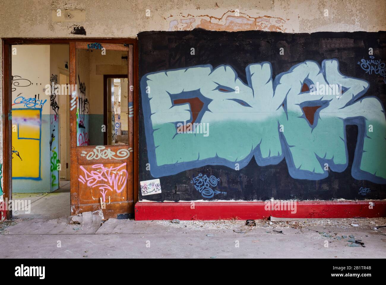 Bâtiments négligés, isolés, d'art urbain, avec des murs de graffitis peints en spray, usine de dérapage, peinture peeling. Banque D'Images