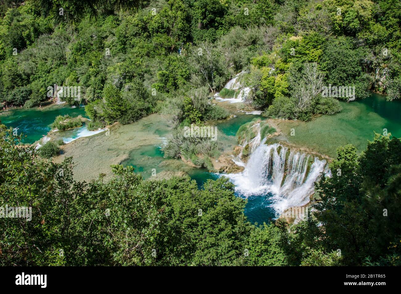 Vue depuis le dessus des chutes d'eau dans le parc national de Krka, Croatie. Cascade de cascades entourée de forêt. Cascade de cascades entourée de forêt. Banque D'Images