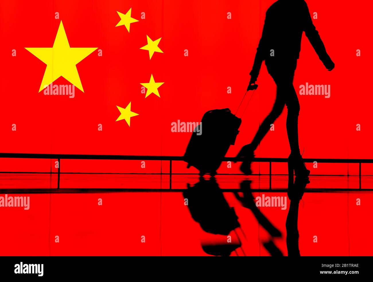 Femme marchant dans le terminal de l'aéroport avec le drapeau de la Chine se chevaucher. Voyage en Chine, Coronavirus... concept Banque D'Images