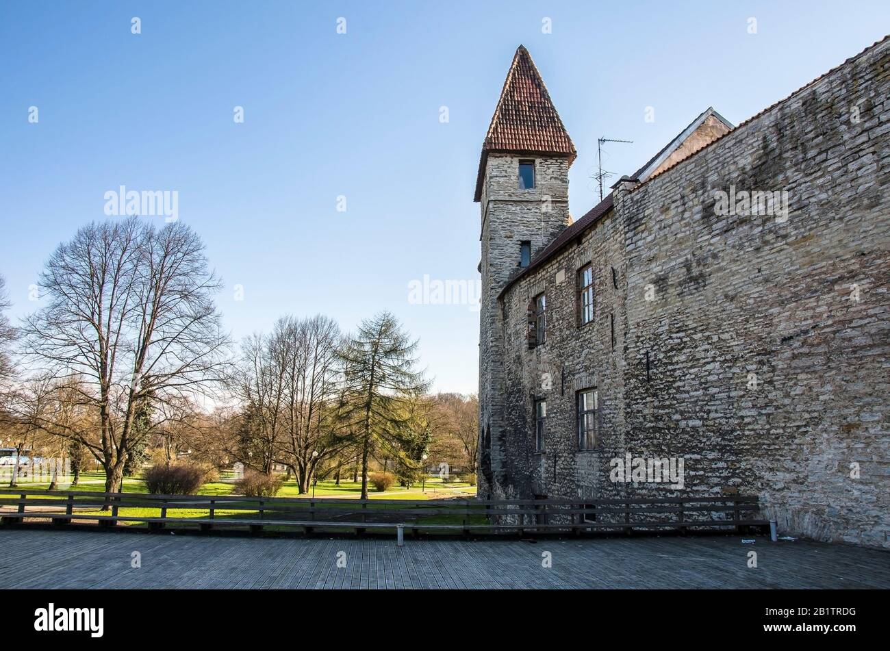Mur avec tours dans la vieille ville de Tallinn, Estonie. Tour Médiévale Au Sprint. Partie Du Mur De La Ville. Vieux Murs. Forteresse tours et parc sur fond de ciel. An Banque D'Images