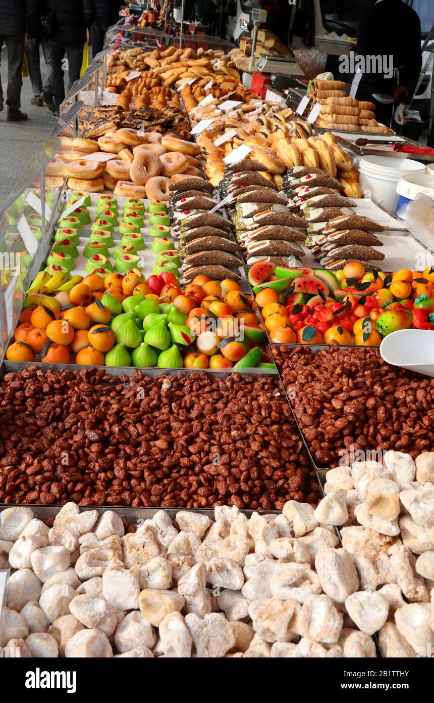 Calage avec des bonbons typiques du sud de l'Italie avec des amandes douces et des cannoli et des fruits faits de massepain Banque D'Images