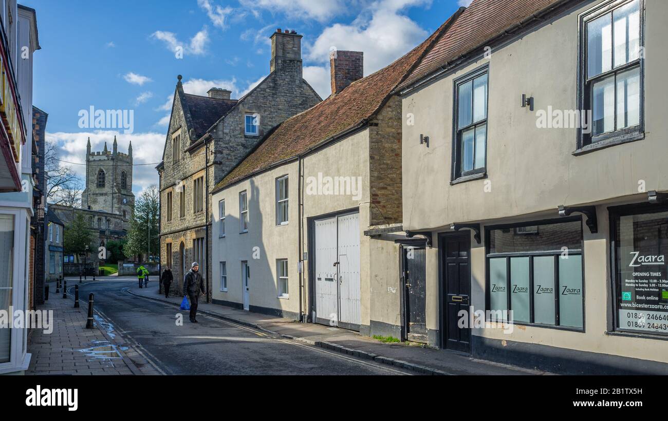 Causeway, Bicester, Oxfordshire, Royaume-Uni. Église St Edburgs où elle fusionne avec Church Street. Tourné le jour ensoleillé, fin d'hiver. Piétons marchant. Banque D'Images