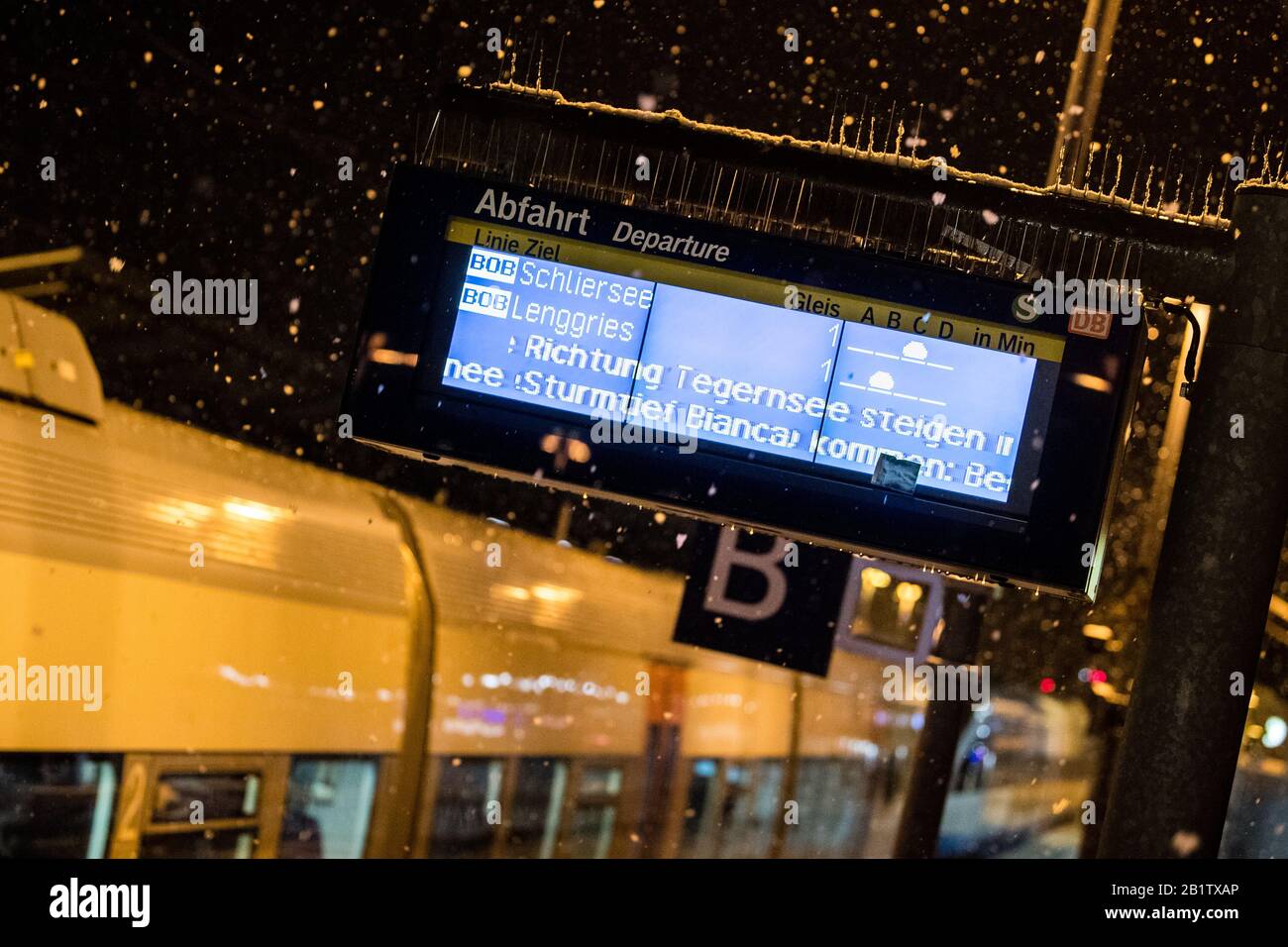 Holzkirchen, Allemagne. 27 février 2020. À bord d'un panneau d'information à la gare de Holzkirchen, les averses de neige indiquent les effets néfastes de la tempête Bianca. Par mesure de précaution, le service de train entre Holzkirchen et Rosenheim sera arrêté pendant la nuit. Les météorologues s'attendent à des vents violents avec des salopettes et des chutes de neige dans la nuit du vendredi au vendredi en raison de la tempête Bianca. Crédit: Matthias Balk/Dpa/Alay Live News Banque D'Images