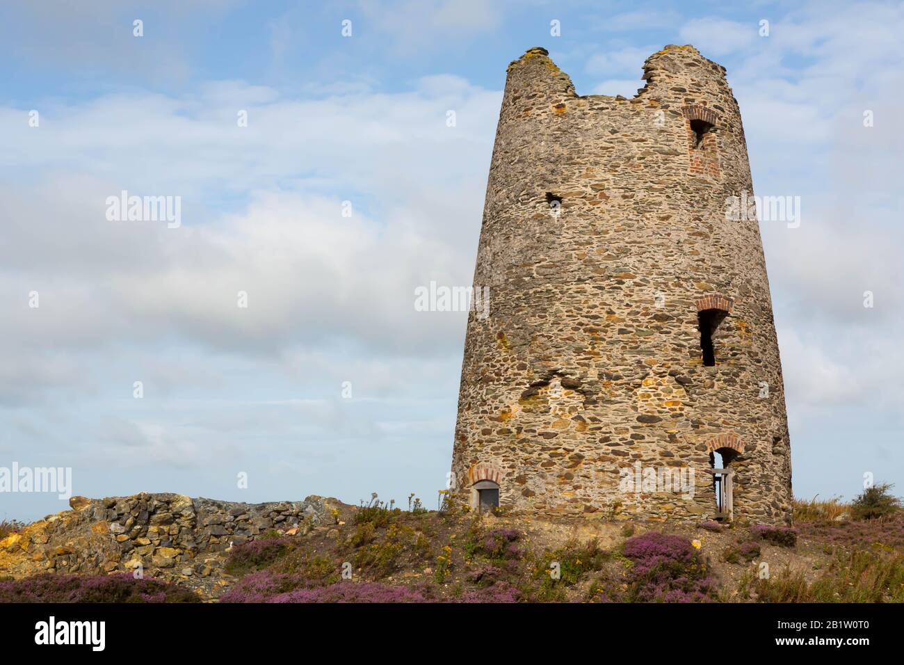 L'ancien moulin à vent de la montagne de Mynydd Parys à Anglesey au nord du Pays de Galles Banque D'Images