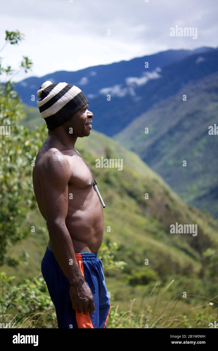 Porteur à nu sur la randonnée de Baliem Valley - Papouasie occidentale, Indonésie Banque D'Images