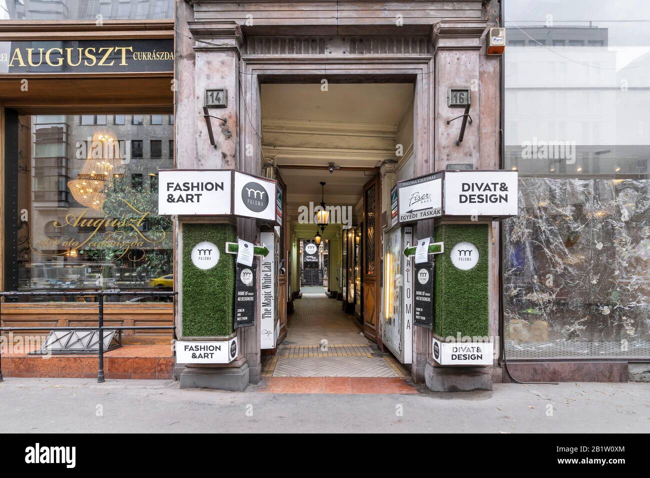 Budapest, Hongrie - 17 novembre 2019 : entrée à la mode et à la cour d'art de Paloma et à la pâtisserie de confiserie Auguszt dans la rue Kossuth Lajos. Banque D'Images