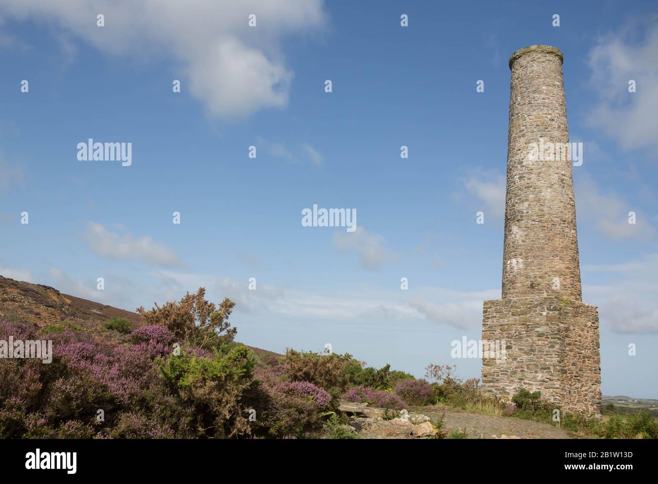 L'ancienne maison de pompage de la mine de cuivre à ciel ouvert de Mynydd Parys Mountain à Anglesey North Wales. Banque D'Images