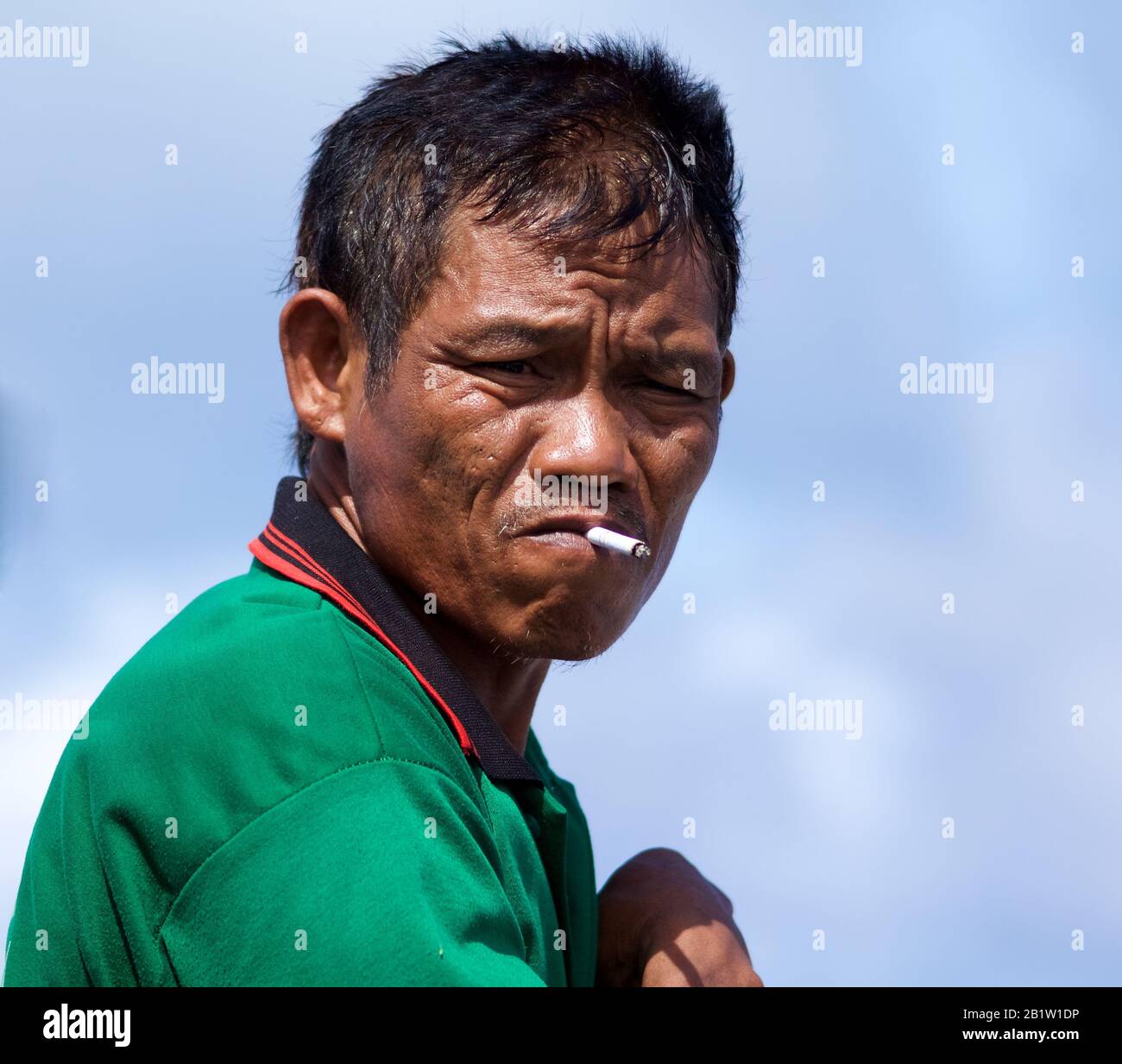 Homme indonésien, passager de bateau pour l'île Raja Ampat - Papouasie occidentale, Indonésie Banque D'Images