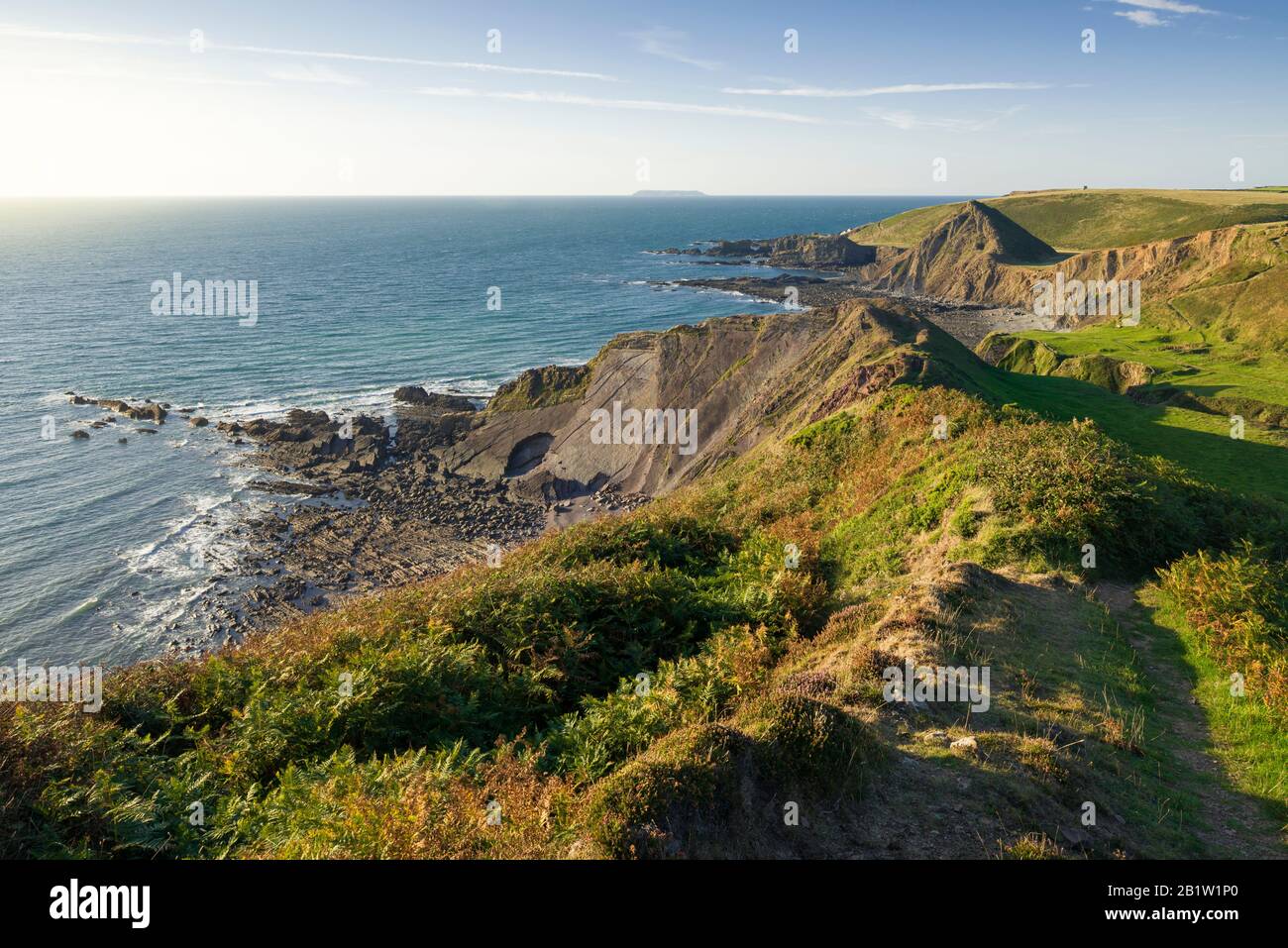 Vue de Swansford Hill sur Speke's Mill Mouth en direction de Hartland Quay sur la côte nord du Devon, en Angleterre. Banque D'Images