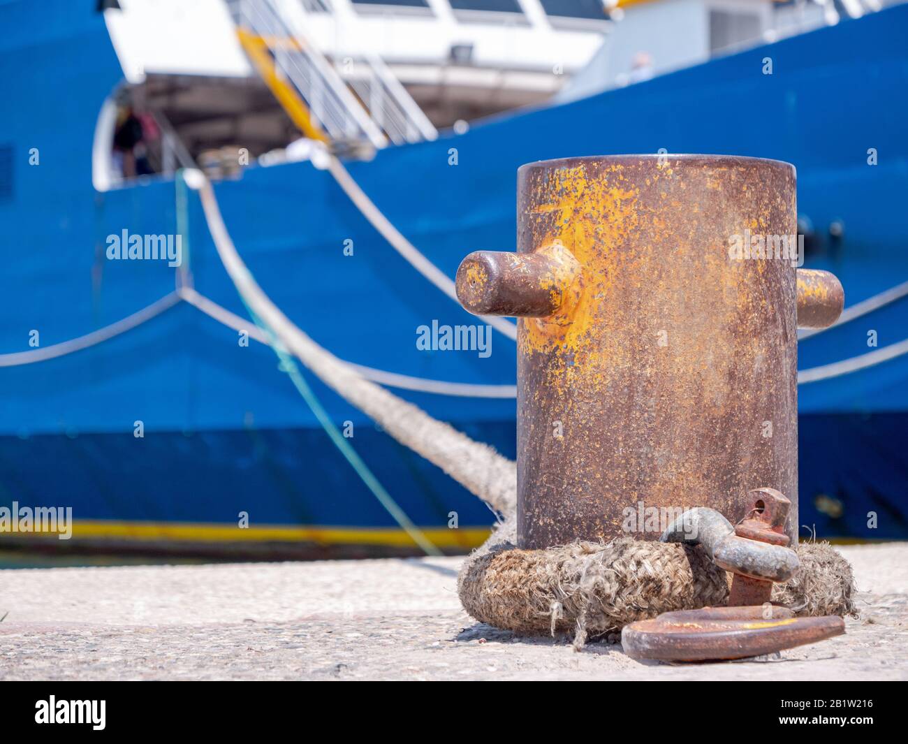 corde de fausser garder le bateau de ferry au port Banque D'Images