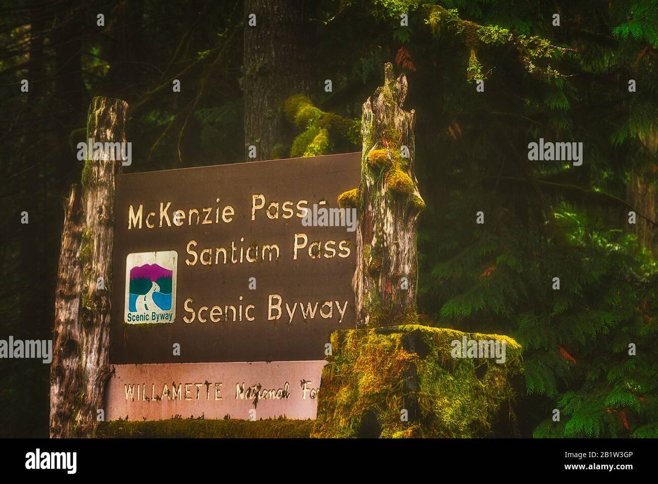 Sœurs, Oregon - 4 octobre 2016 : fermeture de la forêt nationale de Willamette signe de la route panoramique du col McKenzie Pass-Santiam. Banque D'Images