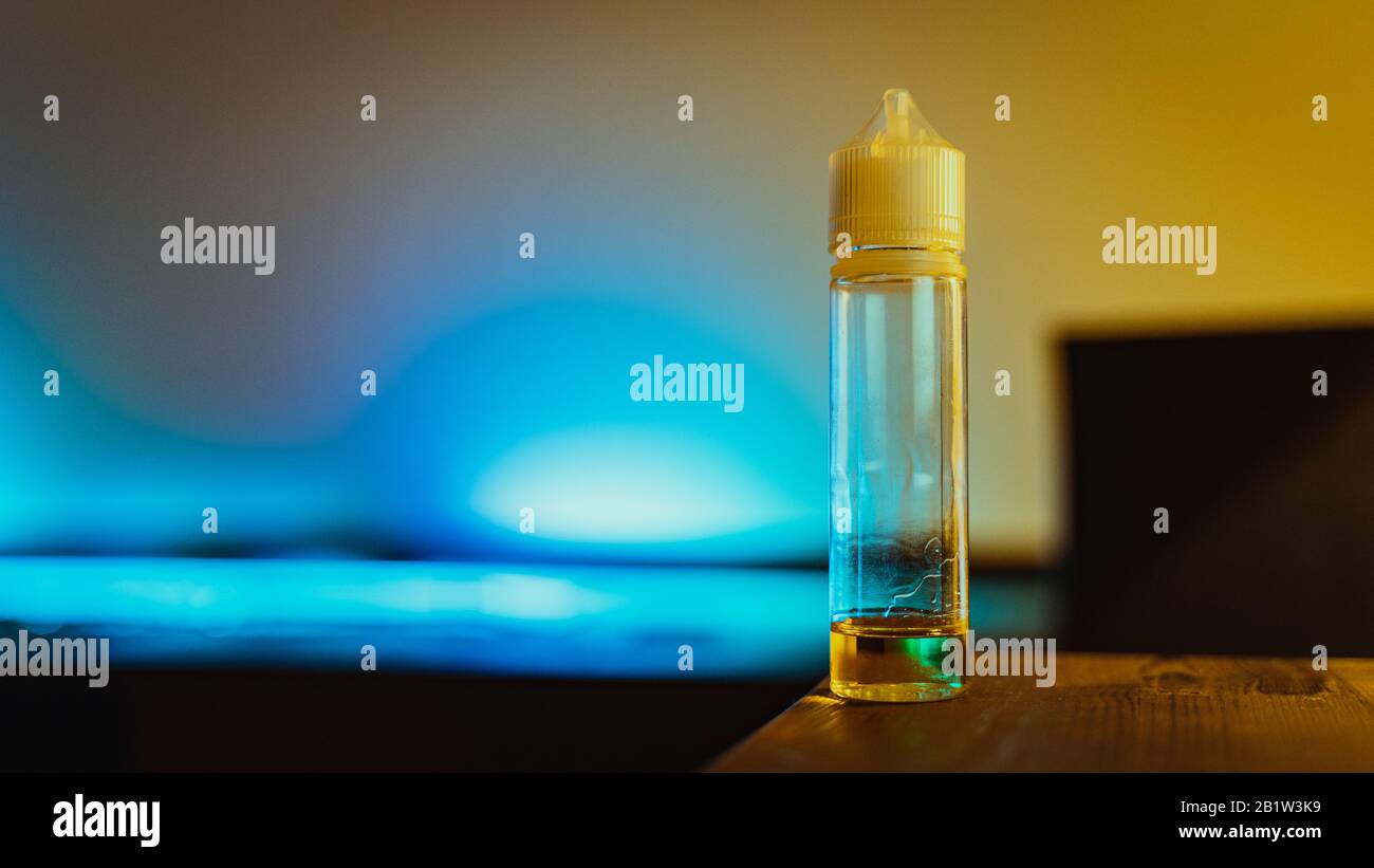 flacon de liquide vape sur fond clair rvb Banque D'Images