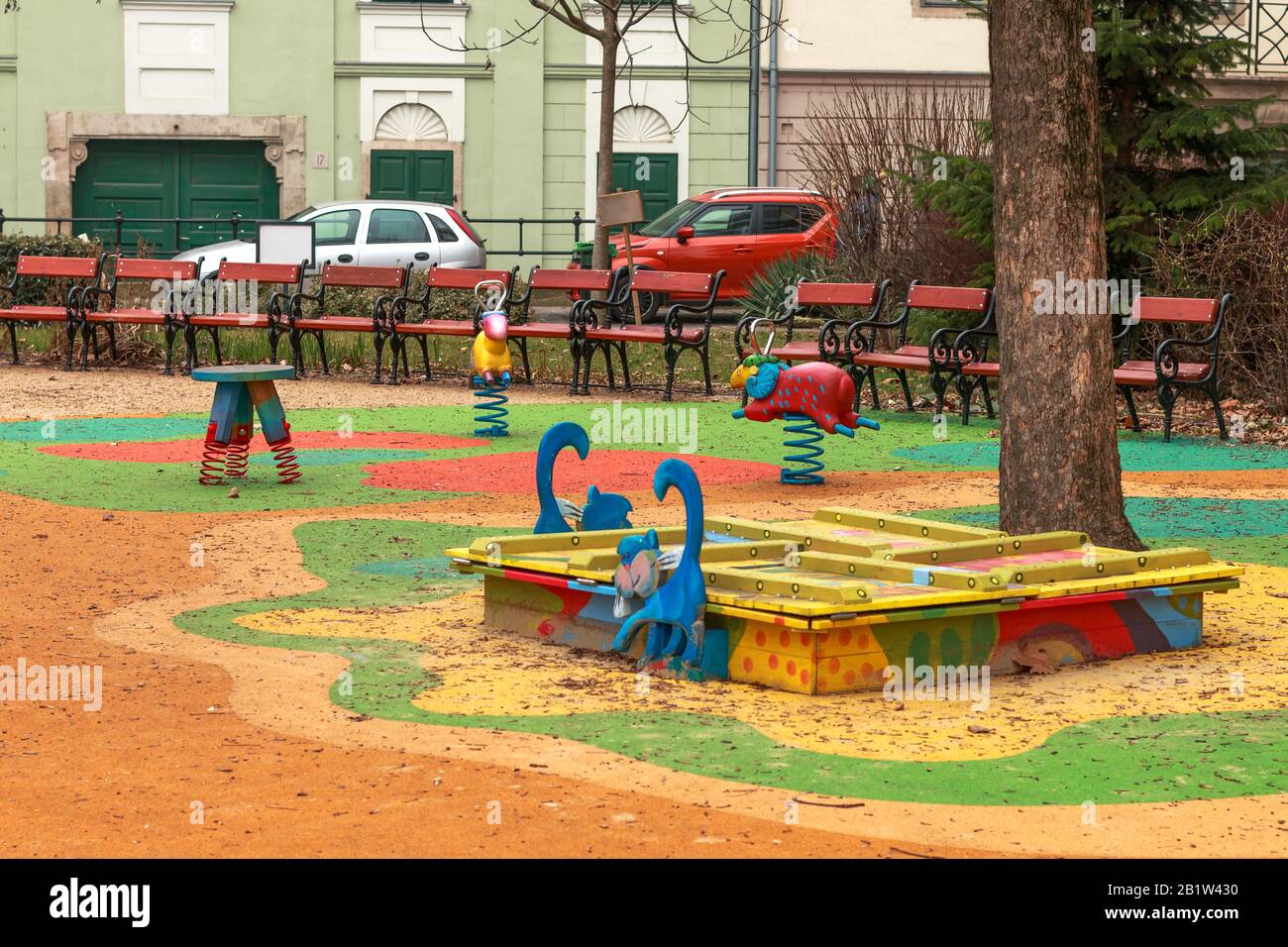 Une simple aire de jeux publique colorée pour les petits enfants dans le centre de Budapest Banque D'Images