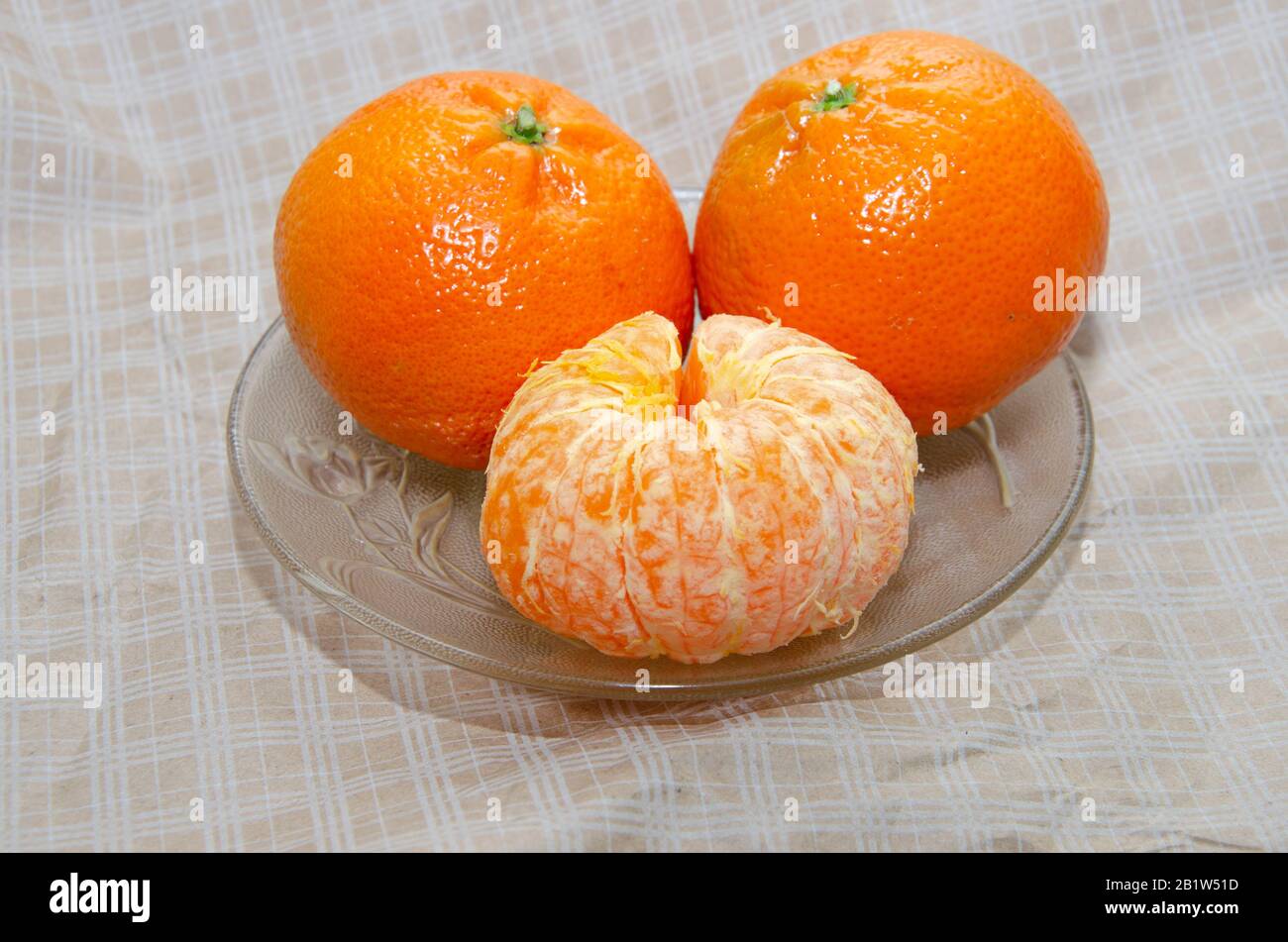 mandarine frais orange mûr, tranches de mandarine isolées sur fond blanc Banque D'Images