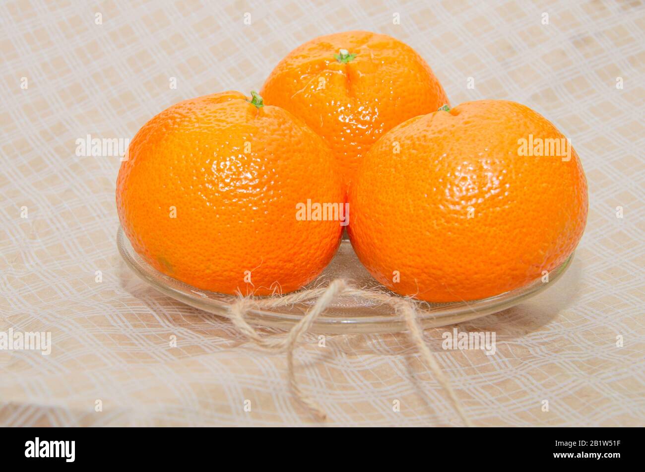 mandarine frais orange mûr, tranches de mandarine isolées sur fond blanc Banque D'Images